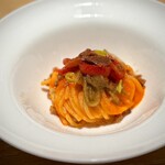 マンサルヴァ - 髙橋シェフの真骨頂！スパニッシュ要素のあるパスタ。
      ラタトゥイユのようなスペイン郷土料理のエスカリバーダを、冷製のタリオリーニで。
      ガスパチョのような雰囲気もあって、まさに、「冷製ナポリタン」です♪