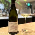 マンサルヴァ - ピュリニーの村名だと言われても、まったく違和感のないACブル。素晴らしい！
      それなりにミネラリーでありながら、トリュフにも力負けしない樽の使い方で、トータルバランスも整っています。