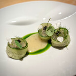 マンサルヴァ - ホエーの酸が爽やかさを盛り上げてくれる、鯵の冷前菜。
      ナスタチウムも、ちょっとワサビみたいな風味があるので、よく合いますね♪