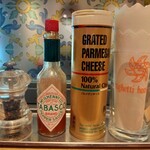 スパゲティハウスチャオ - 卓上は定番のメンバーで構成