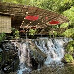 ひろ文 - 美しい貴船川の滝　この上に床が設えられる