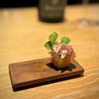 マンサルヴァ - 生ハムは群馬県産なんだそう。生ハム、温かい料理と合わせて、少し脂が溶けた状態でいただくのが好きです。
                    カスタードのフリッタは甘さが優しく、意外と思われる実山椒との組み合わせが最高！