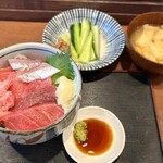 築地味市場 知 - 青森県 大間産天然本鮪切り落し丼に、もろきゅうまでサービスいただきました！