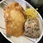 うどん村 - とり天200円　大葉と塩昆布おにぎり140円
