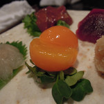 酒盃 - 比内地鶏の鶏さし　ズームアップ