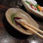 酒盃 - 比内地鶏の鶏さし喰らう