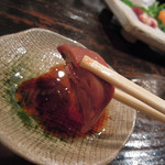 酒盃 - 比内地鶏の鶏さし喰らう