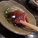 酒盃 - 比内地鶏の鶏さし喰らう