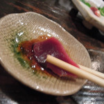 酒盃 - 比内地鶏の鶏さし喰らう