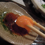 酒盃 - 比内地鶏の鶏さし喰らう