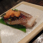 酒盃 - 酒肴 〆鯖あぶり叩き　ズームアップ