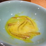 博多 一梅 - 卵黄につけると飛び跳ねなくなる