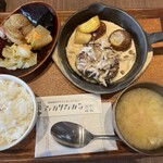 みのるダイニング 札幌ステラプレイス店 - (きのこクリーム)ハンバーグ、野菜たっぷり味噌汁、白ご飯、お野菜ビュッフェ。