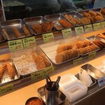 ヤマチク - 料理写真:揚げ物陳列の様子①。