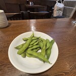 天婦羅 うえじま - 枝豆｡ちまちまツマミながら待っていると｡｡