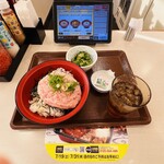 すき家 - まぐろたたき丼とオクラのサイドメニュー