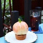 ペチカスケマサコーヒー - まるごと白桃タルト（1700円） コールドブリュー（950円）