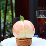 ペチカスケマサコーヒー - まるごと白桃タルト（1700円） コールドブリュー（950円）