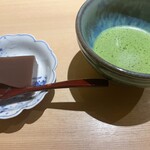 懐石料理 はし本 - デザートの後の抹茶と手作り水羊羹。見た目エッジは立っているが、口中では飲み物のように瞬時に溶ける。