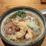 石臼挽手打 そばの音 - 小エビ天冷かけそば粗挽き