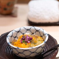 御成門はる - 蒸しワタリガニ解し身 内子と蟹味噌の塩漬け 殻を煮出したジュレ オクラお浸し 花穂紫蘇