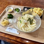 肉汁うどん 飩兵衛 - 〇ざるうどん…￥800円（税込） （　冷たいうどん+冷たいつけ汁　）〇かき揚げ天…￥150円（税込） 〇ちくわ天…￥70円（税込）　