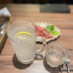 PIZZA SALVATORE CUOMO - 甘くないスッキリ味のレモンサワー♪
カットレモン入りなのがちょっと嬉しい♪( ´▽｀)