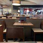 PIZZA SALVATORE CUOMO - 開放的な店内は、スタイリッシュでオシャレ♪(^^)
キッチンには大きなピザ窯も見えております。
