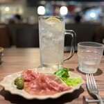 PIZZA SALVATORE CUOMO - “ちょい呑みセット“
ドリンク1杯とおつまみで¥980