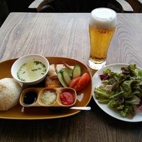 シンガポール・シーフード・リパブリック 大丸梅田 - 『アサヒ スーパードライ(450ml)』(580円)と『シンガポール チキンライス(サラダ付)』(1490円)～♪(^o^)丿