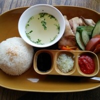シンガポール・シーフード・リパブリック 大丸梅田 - 『シンガポール チキンライス』１プレートに、蒸し鶏とジャスミンライス、トマト、キュウリなどが盛り付けられ、チリソース、タマネギソース、たまり醬油の３種類のソース付～♪(^o^)丿