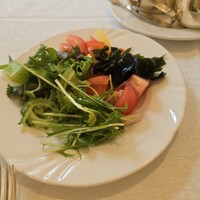 レストラン ファヌアン - ビュッフェのサラダバーから豆苗､トマト､海藻､パプリカ､ゴーヤ