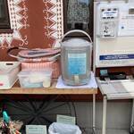 印度料理シタール - 店前にあるお水＆おしぼり＆メニュー