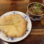 印度料理シタール - ミニチーズナン¥605　ドライキーマ¥913