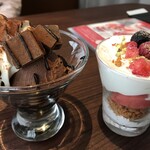 ベビーフェイスプラネッツ  札幌手稲店 - 右はミニベリーとピスタチオパフェ