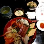 江戸前 びっくり寿司 - びっくり海鮮ちらし、1,390円