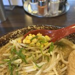 荒川らーめん魂 あしら - 味噌と言えばコーン。コーンの甘味がいい感じ。
