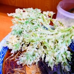 加賀 - 揚げたて熱々サックサクの"春菊天"。