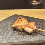 焼鳥 山もと - 抱き身（胸肉を鶏皮で巻いたもの）しっとりさと皮の香ばしさ。