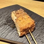 焼鳥 山もと - 厚揚げ　カリッと感は見ての通り。皮と豆腐の間に染みた塩だれなのか？がしっとり感を感じさせる。時間を置くとカリッと感が薄れるので早めに食べるが吉。