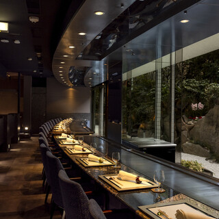 新宿の喧騒を忘れさせる大人の隠れ家