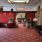 昴 - 外観は広島市文化交流会館3階のホールから本川が眺められる西側にあり、クリームチーズ色の天井、ガラス張り壁&薄茶色の壁、赤色の柄付き絨毯、ホテルの和食店ぽい佇まい