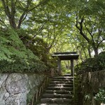 和食 花の茶屋 - この道を通って行きます。物語の中みたい。