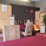 昴 - 店内はクリームチーズ色の天井、ガラス張り壁&薄茶色の壁、赤色の柄付き絨毯、ゆったりとした寛げる空間、BGMはJAZZ