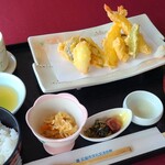 昴 - 天ぷら御膳(税込1,980円)
①天ぷら盛合せ(海老2尾&サーモン&真鯛&玉葱&南瓜&茄子2つ&獅子唐)②切干大根③茶碗蒸し④ゆかり掛け白ご飯⑤お味噌汁⑥お漬け物(梅干&高菜)
