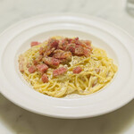 アル・デンシャル丸の内 - わんぱく農場さんの「わんぱく卵」と庄内豚ベーコンの濃厚カルボナーラ