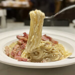 アル・デンシャル丸の内 - わんぱく農場さんの「わんぱく卵」と庄内豚ベーコンの濃厚カルボナーラ