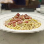 アル・デンシャル丸の内 - わんぱく農場さんの「わんぱく卵」と庄内豚ベーコンの濃厚カルボナーラ