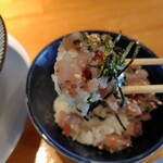 麺家 たけ田 - 魚介出汁で創る飛魚のなめろうタタキ丼一口