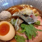 麺家 たけ田 - 魚介出汁で創る、生姜醤油中華そば（鯵の漬け、飛魚のつみれ添え）アップ